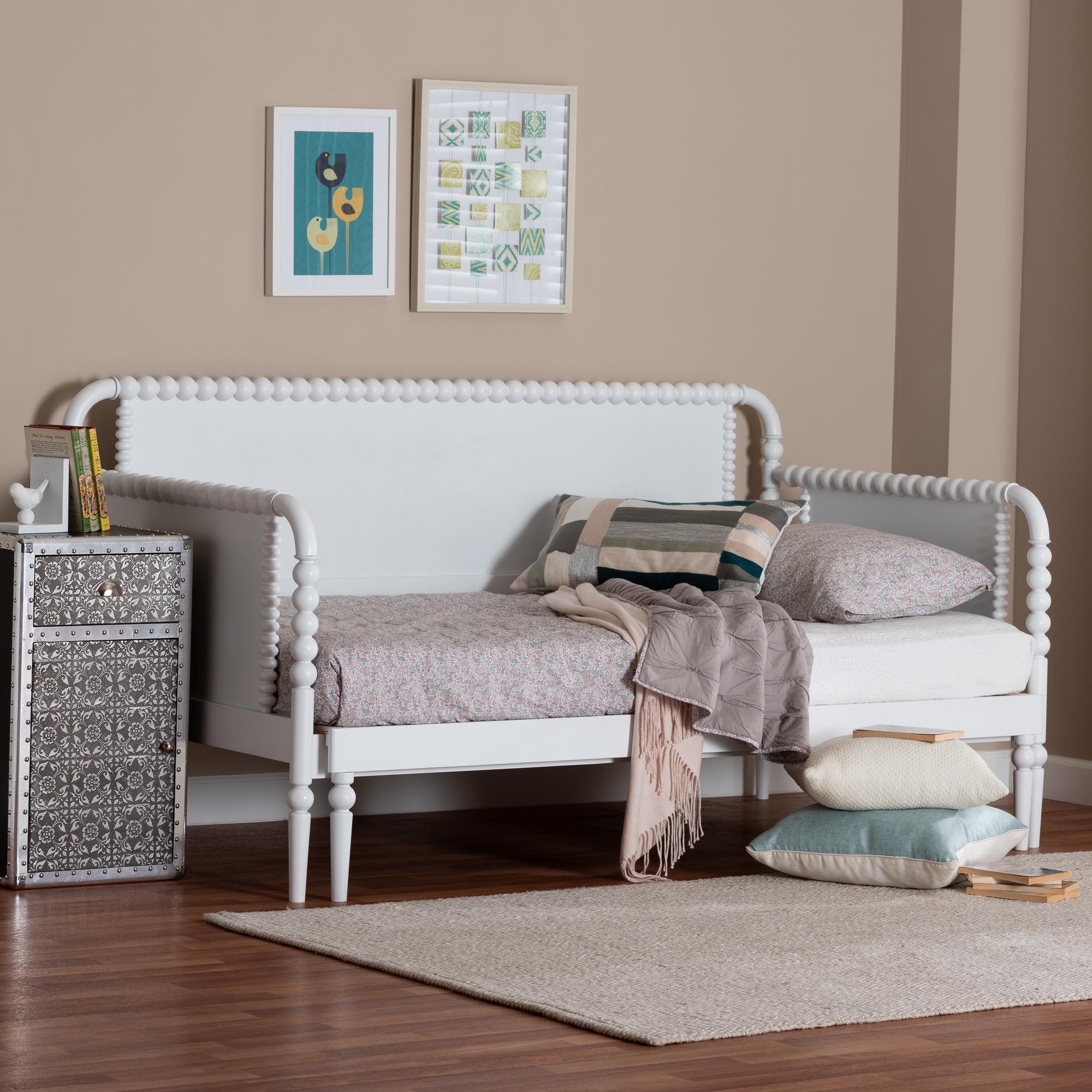 Baxton Studio Lucera Bobbin Twin-To-King Expandable Daybed - Wood Bed Frame with Turned Spindle Detailing, Classic Style Sofa Bed for Bedroom or Guest Room, White