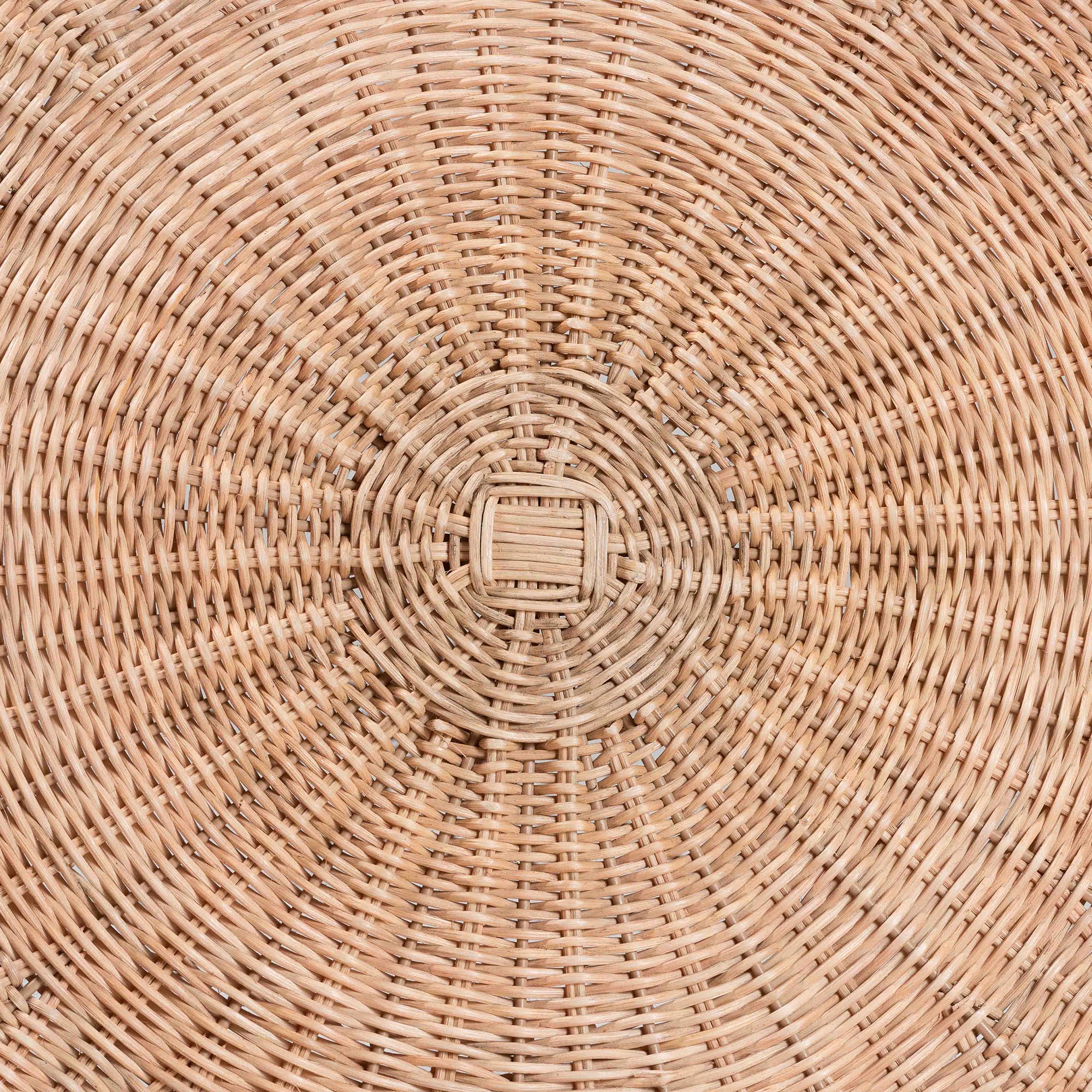 bali & pari Kensley Natural Rattan Coffee Table - Handwoven Wicker Round Accent Table with Scalloped Silhouette, Boho Coastal Style Decor for Living Rooms or Lounges