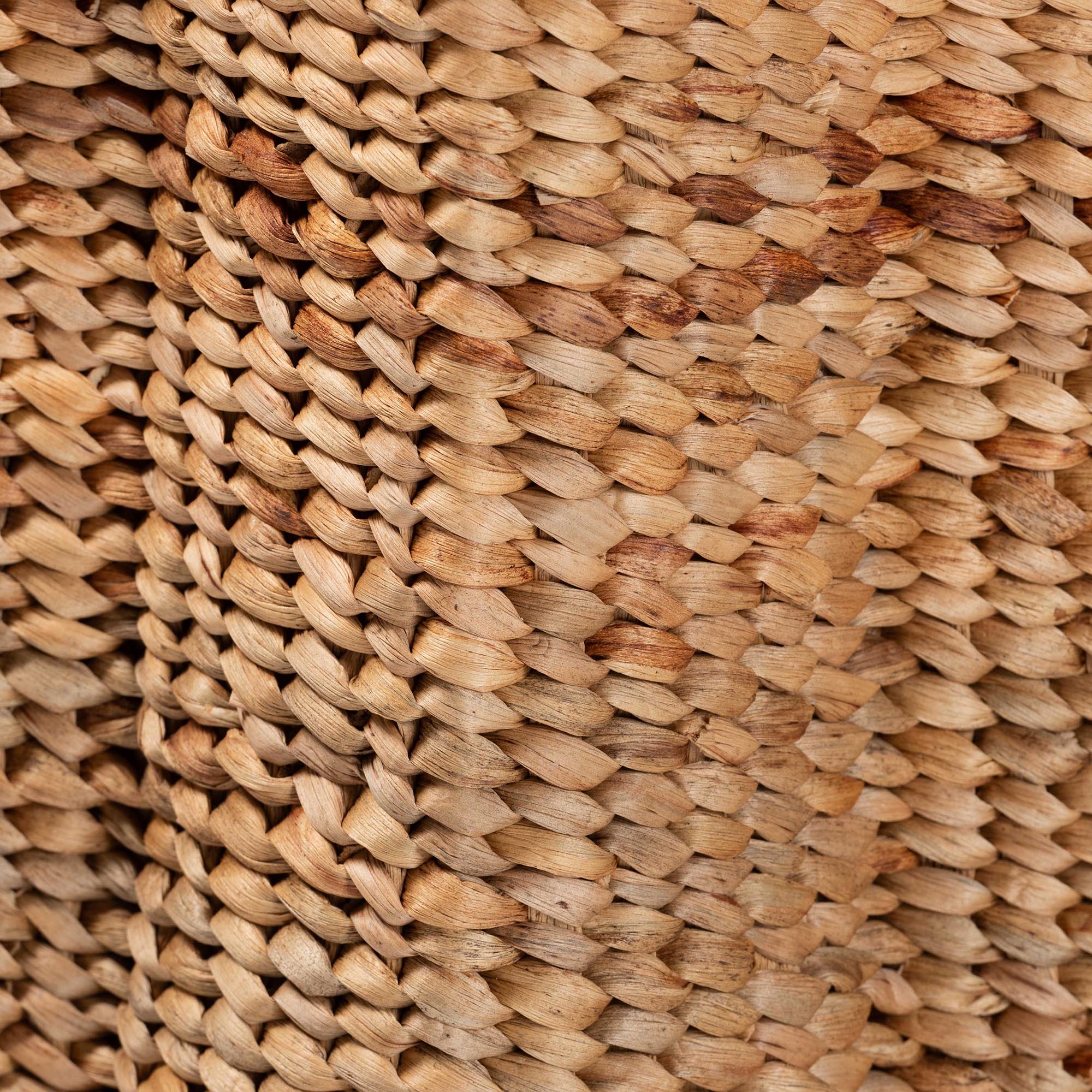 bali & pari Della Woven Seagrass Laundry Hamper - Handwoven Wicker Storage Basket with Scalloped Frame for Laundry Room or Bedroom