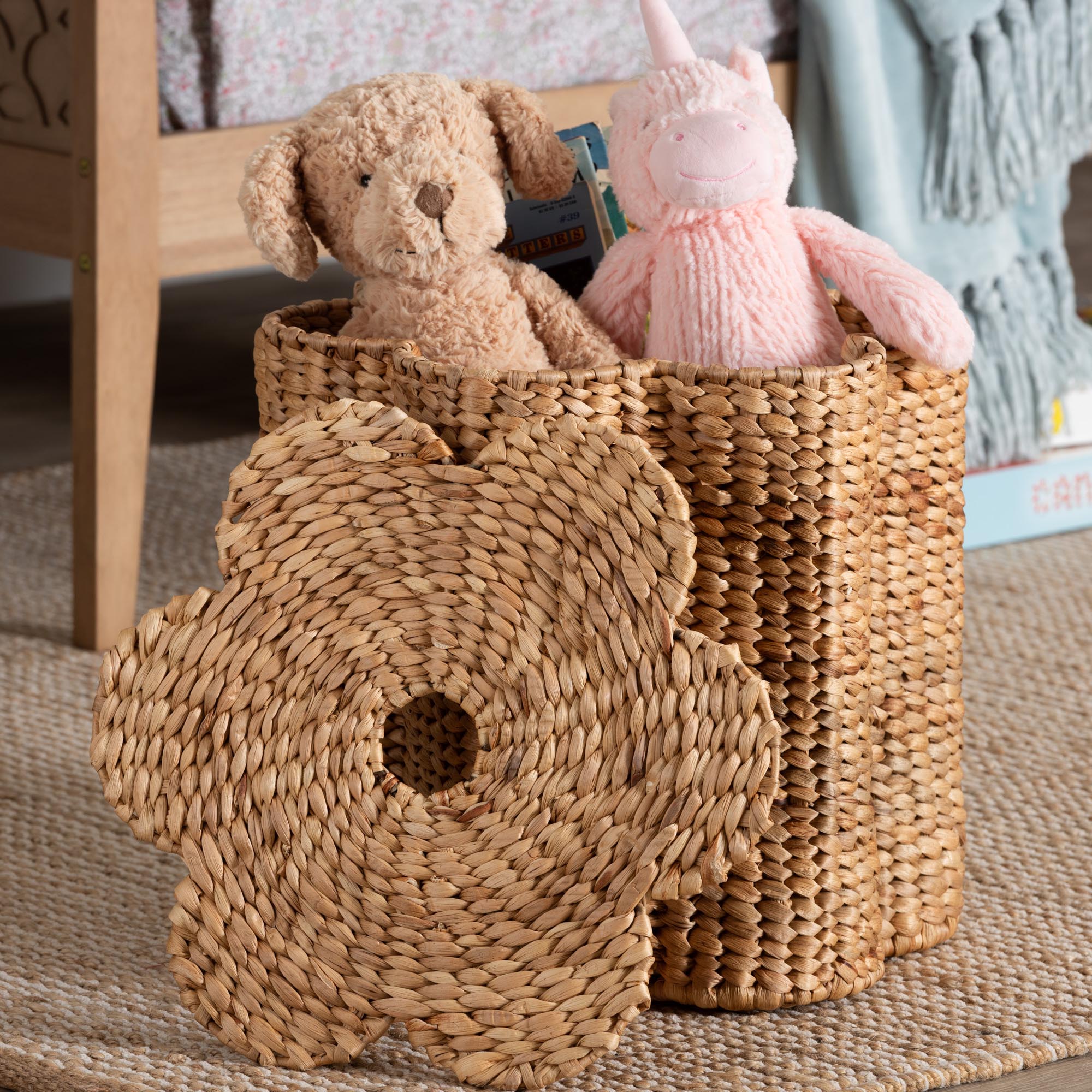 bali & pari Della Woven Seagrass Laundry Hamper - Handwoven Wicker Storage Basket with Scalloped Frame for Laundry Room or Bedroom