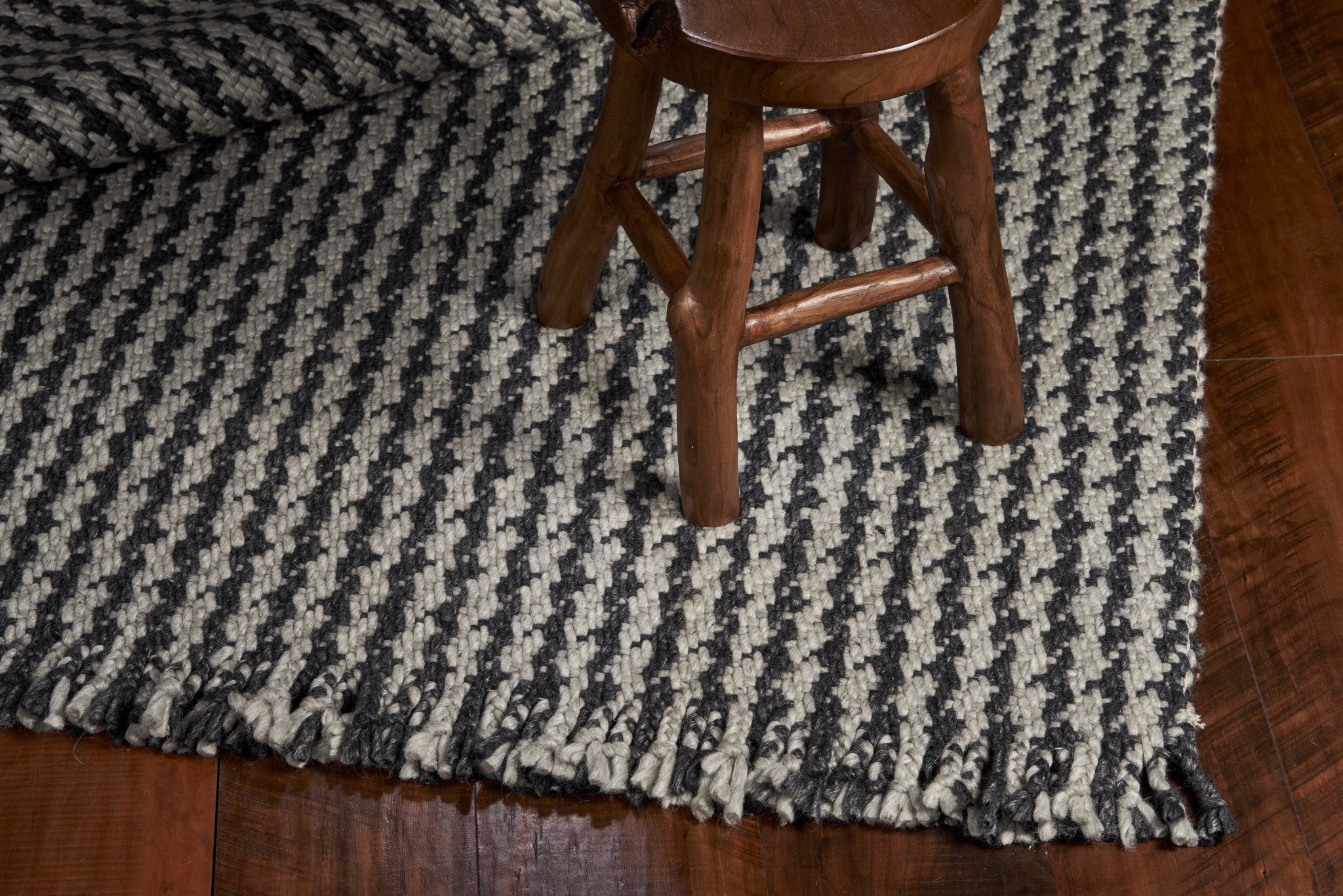 9'x12' Grey Hand Woven Houndstooth With Braided Fringe Indoor Area Rug