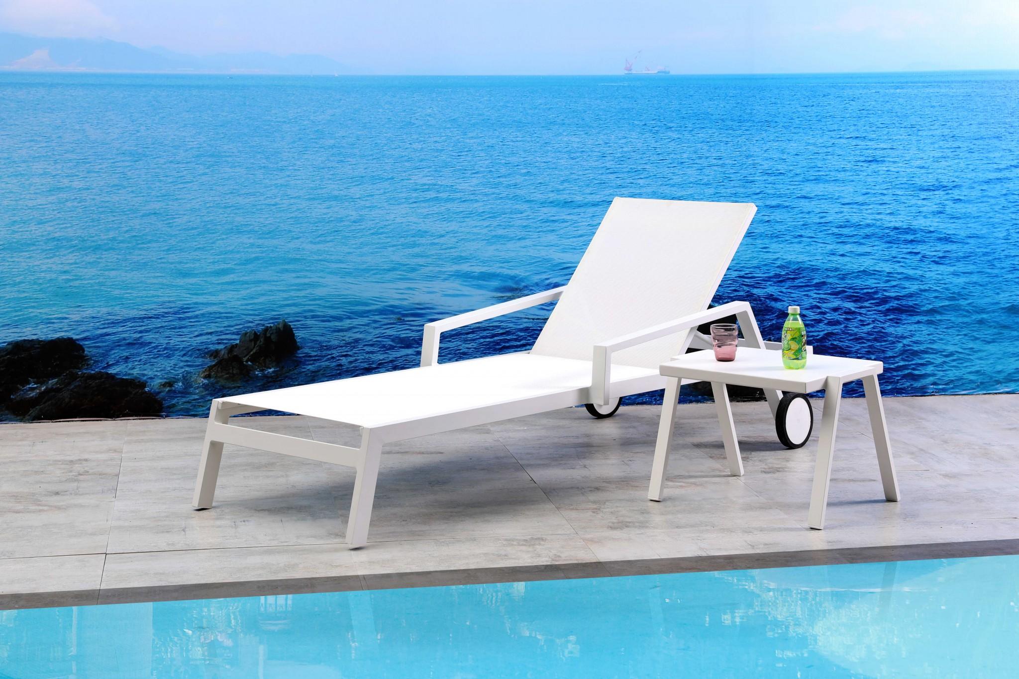 Set of 2 White Modern Aluminum Chaise Lounges