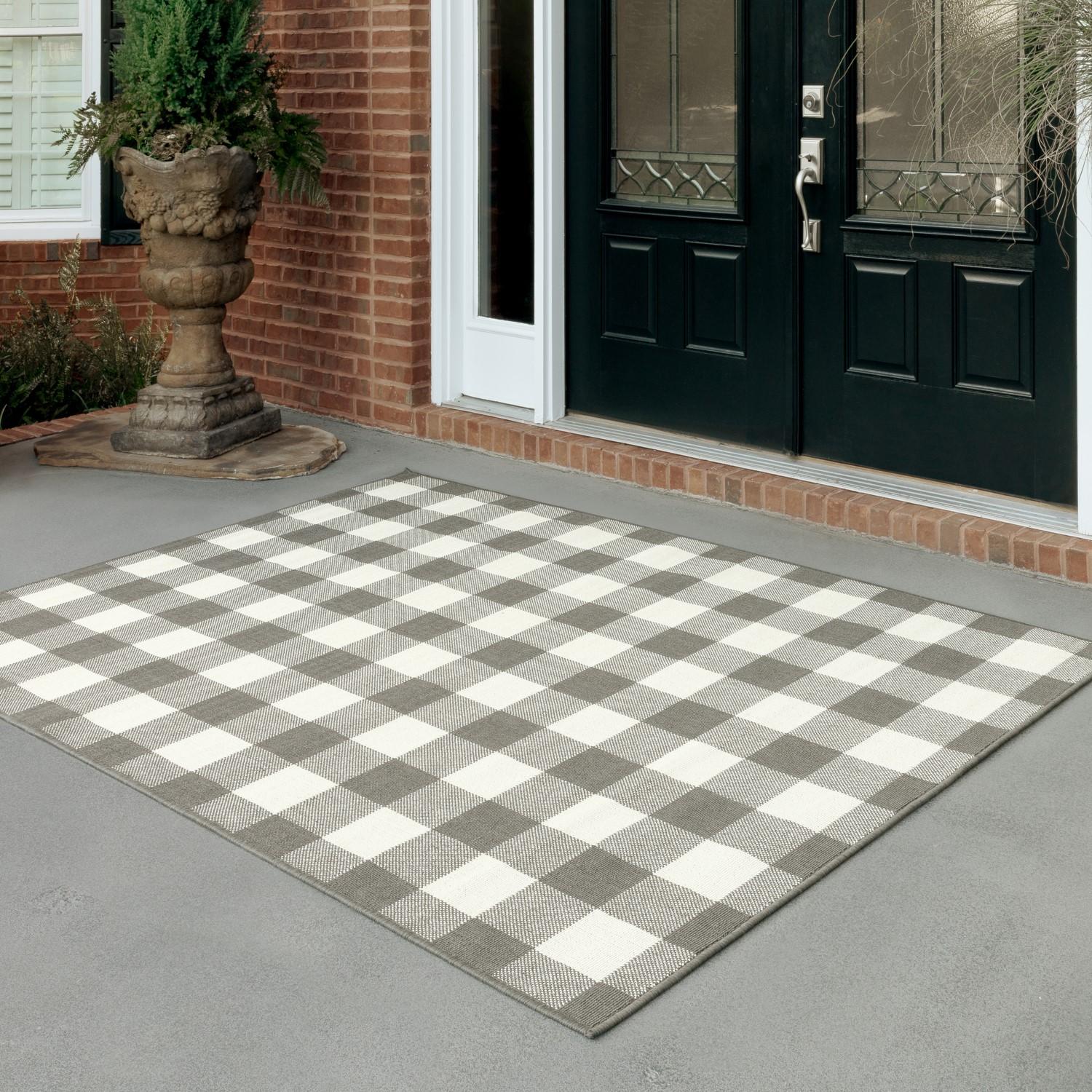 5’x8’ Gray and Ivory Gingham Indoor Outdoor Area Rug