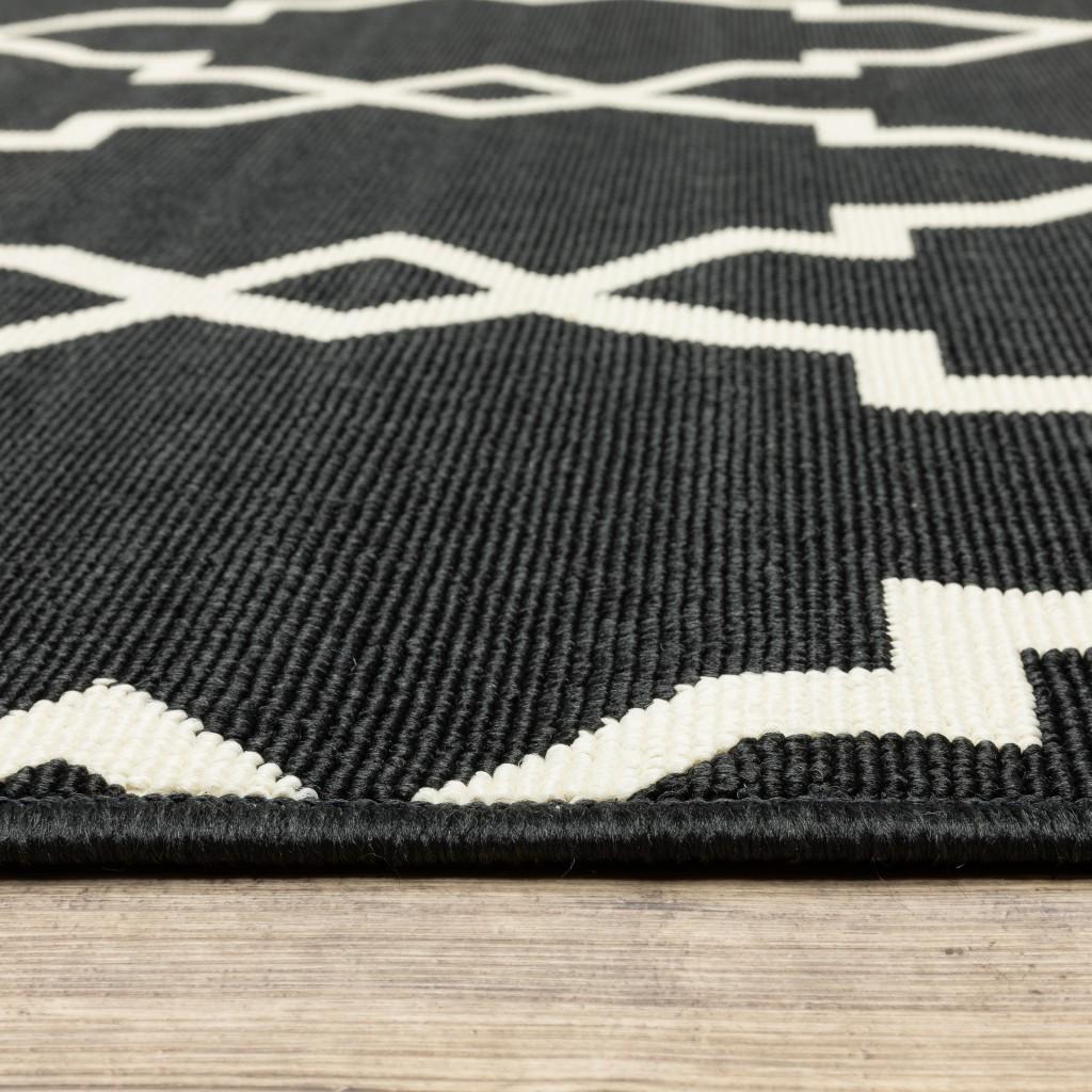 2’x8’ Black and Ivory Trellis Indoor Outdoor Runner Rug