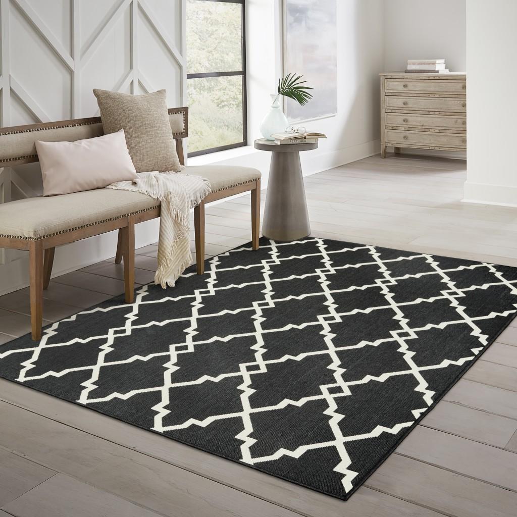 8’ Round Black and Ivory Trellis Indoor Outdoor Area Rug