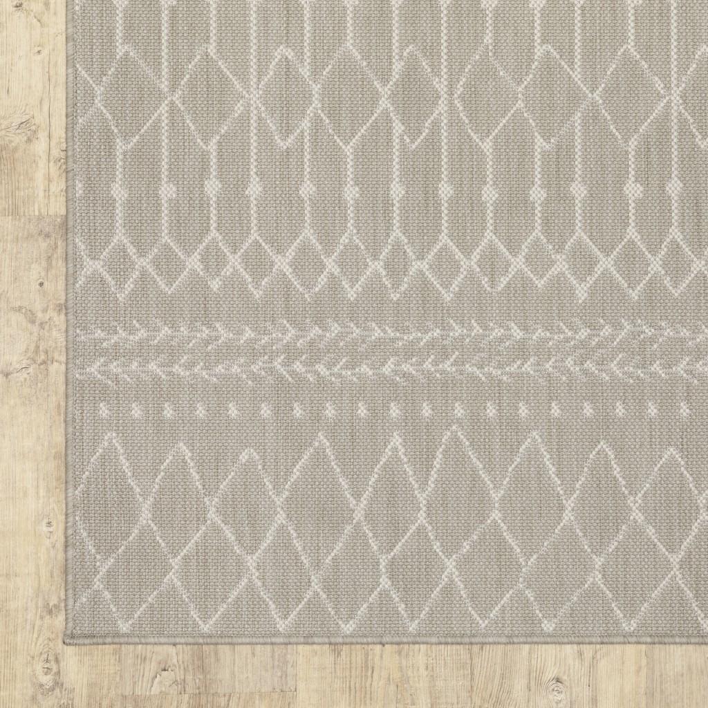 7’x9’ Gray and Ivory Geometric Indoor Outdoor Area Rug