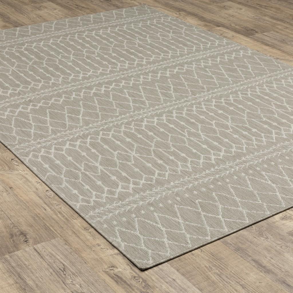 7’x9’ Gray and Ivory Geometric Indoor Outdoor Area Rug