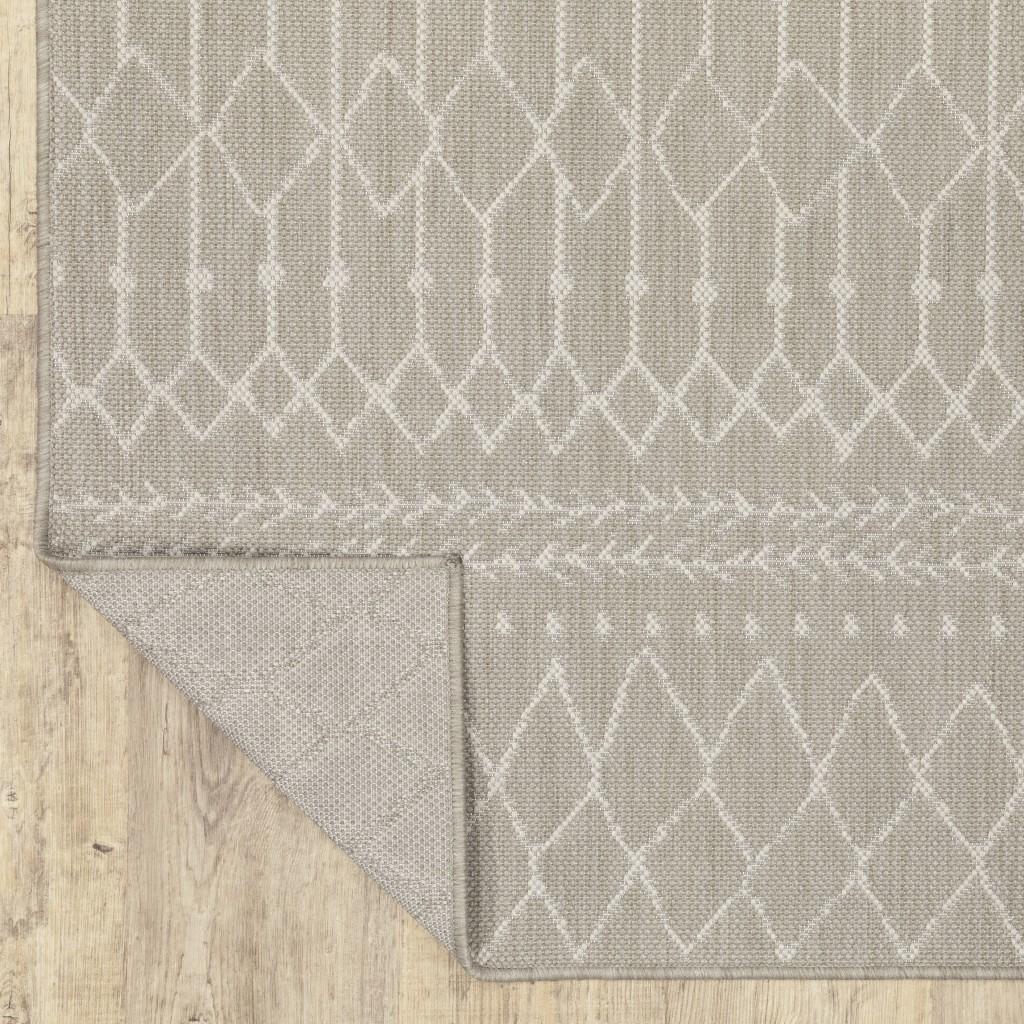 8’x11’ Gray and Ivory Geometric Indoor Outdoor Area Rug