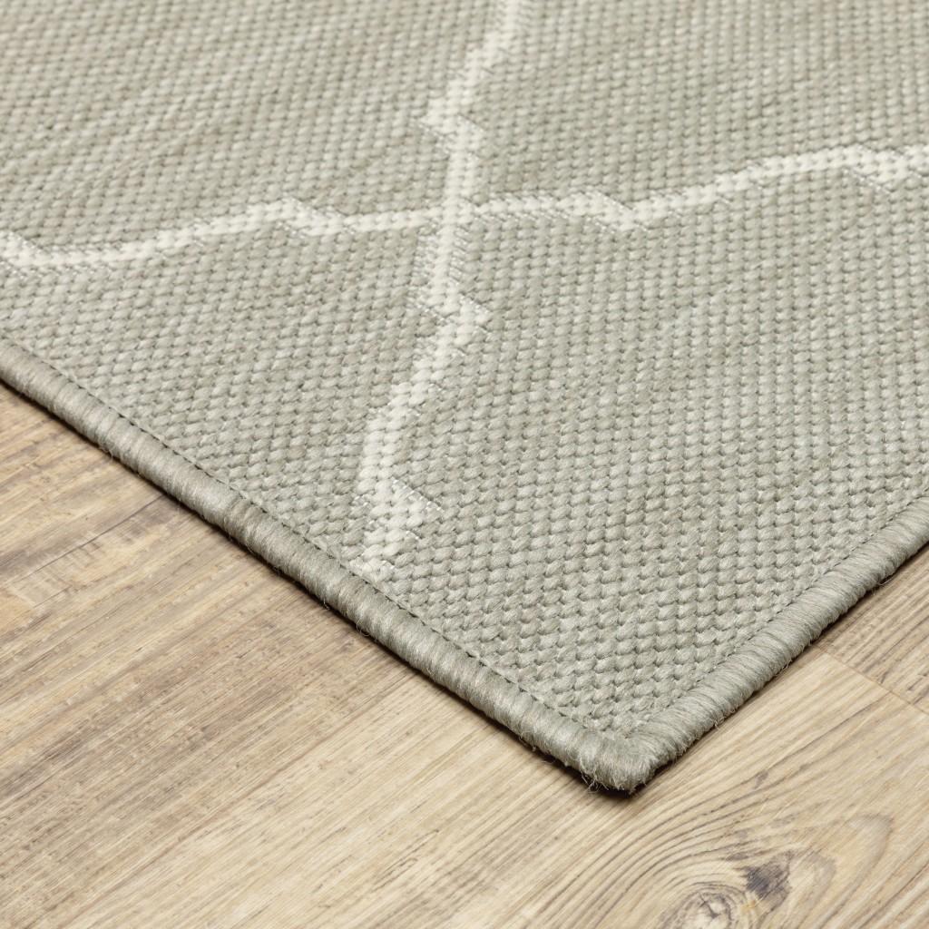 7’x9’ Gray and Ivory Trellis Indoor Outdoor Area Rug