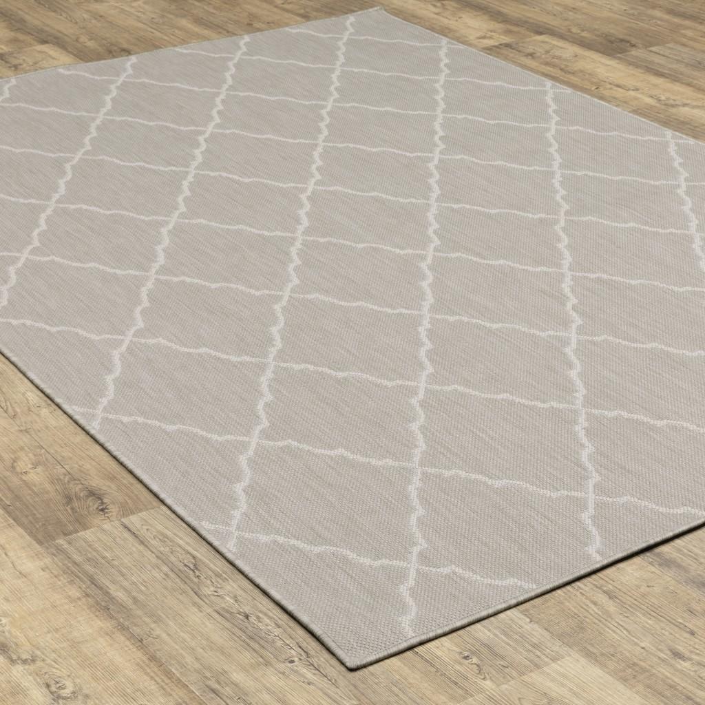 7’x9’ Gray and Ivory Trellis Indoor Outdoor Area Rug