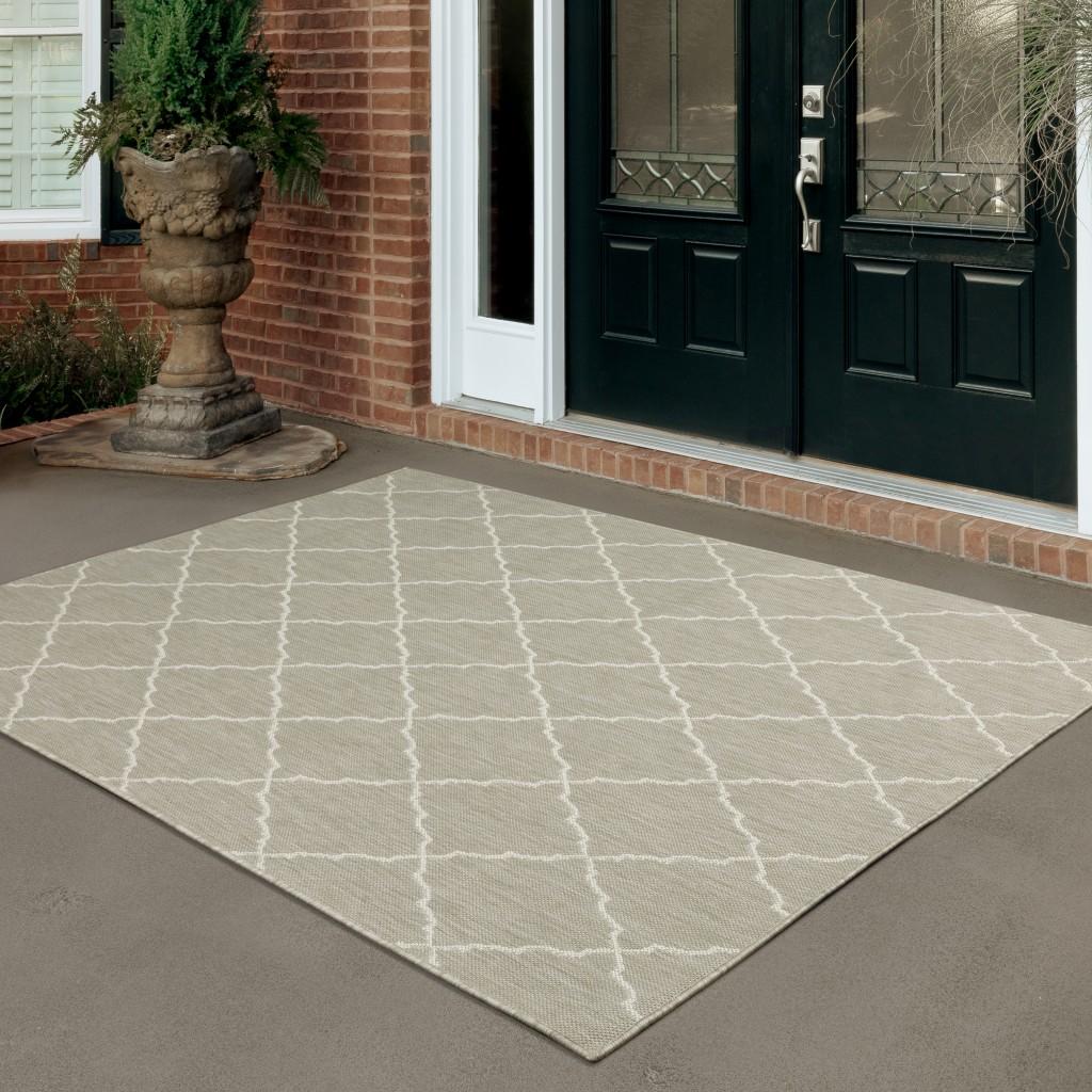 7’x9’ Gray and Ivory Trellis Indoor Outdoor Area Rug