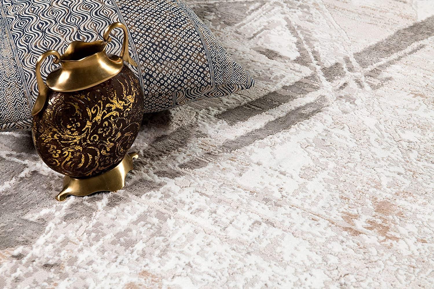 7’ x 10’ Gray and Ivory Abstract Organic Area Rug