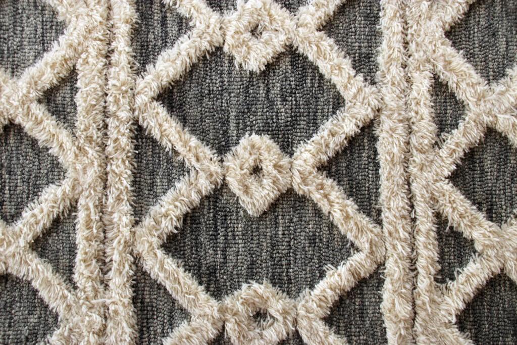 5’ x 7’ Gray and White Boho Chic Area Rug
