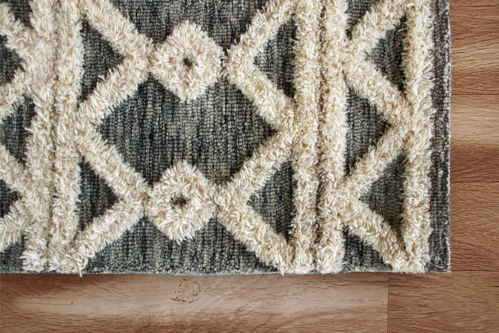 5’ x 7’ Gray and White Boho Chic Area Rug