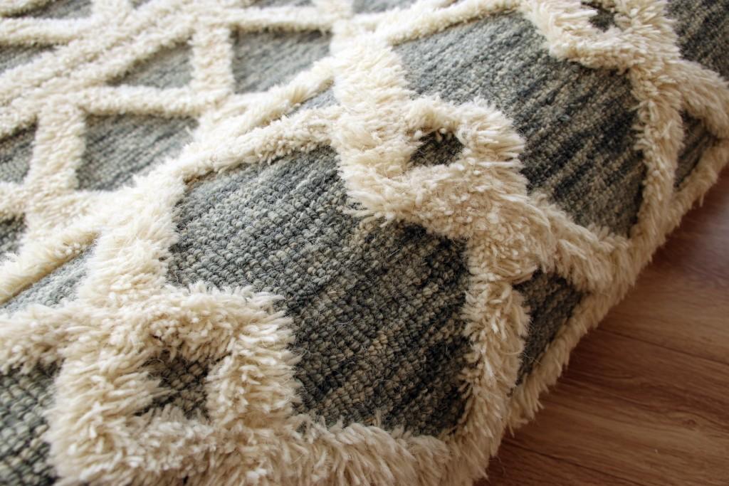 5’ x 7’ Gray and White Boho Chic Area Rug