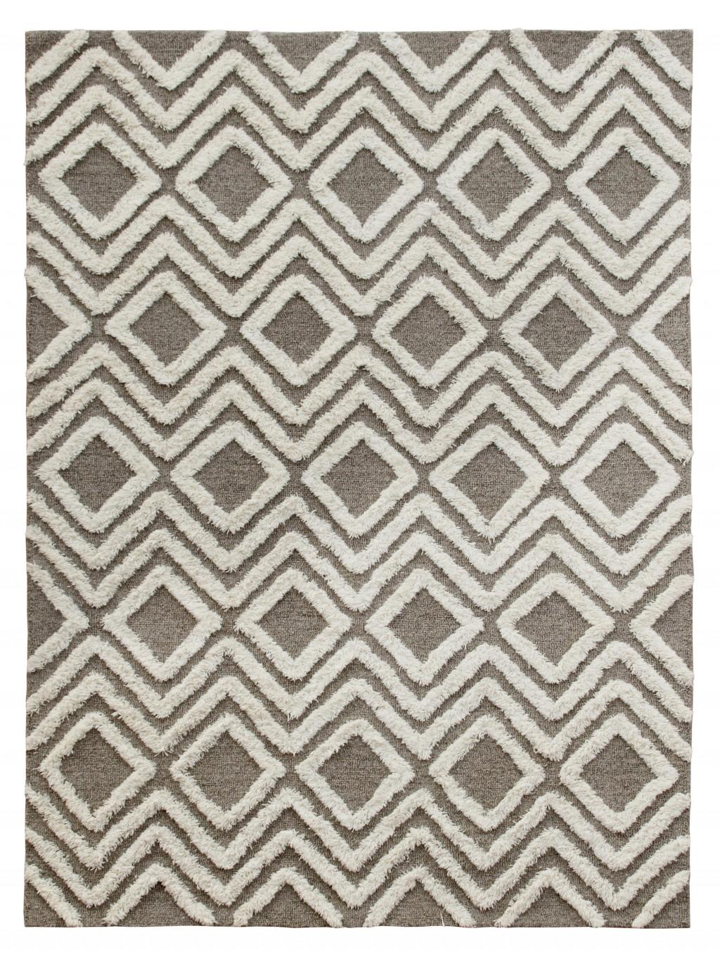 5’ x 7’ Gray and White Diamond Area Rug