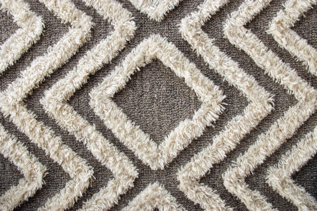 5’ x 7’ Gray and White Diamond Area Rug