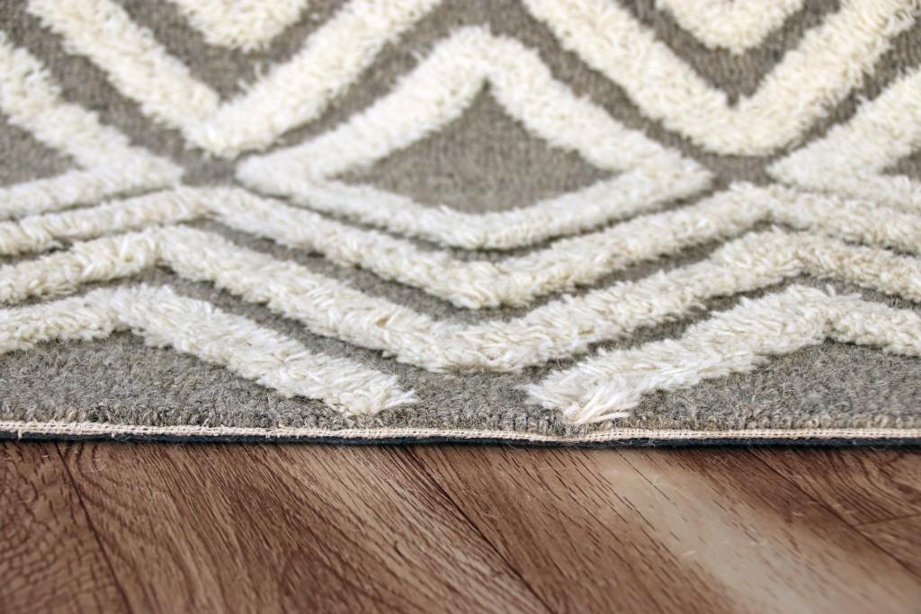 5’ x 7’ Gray and White Diamond Area Rug