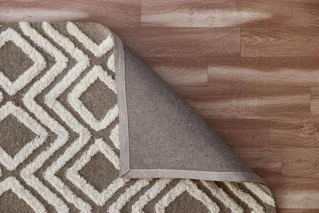 5’ x 7’ Gray and White Diamond Area Rug