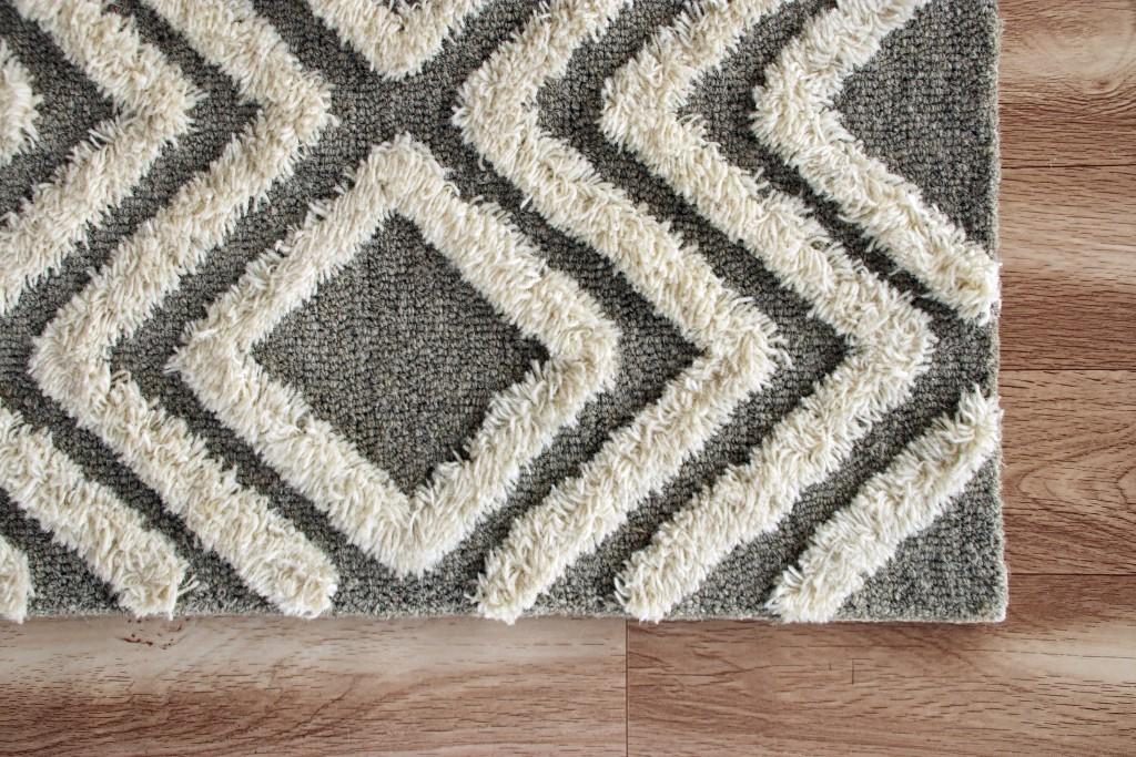 5’ x 7’ Gray and White Diamond Area Rug