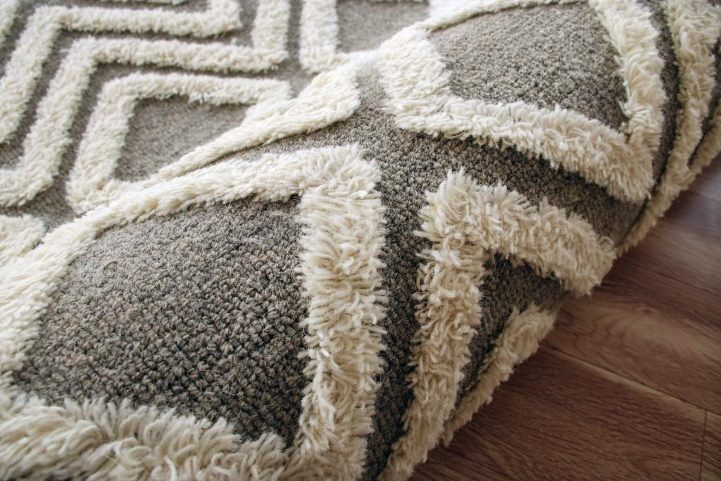5’ x 7’ Gray and White Diamond Area Rug Default Title