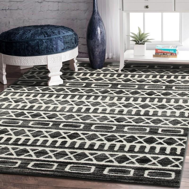 5’ x 7’ Black and White Geometric Area Rug