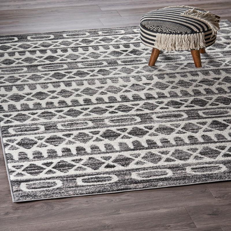 5’ x 7’ Black and White Geometric Area Rug