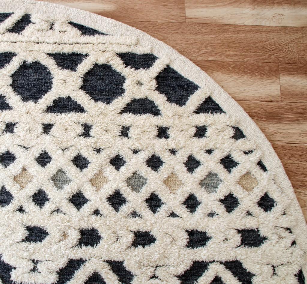 6’ Round Blue and Cream Decorative Area Rug