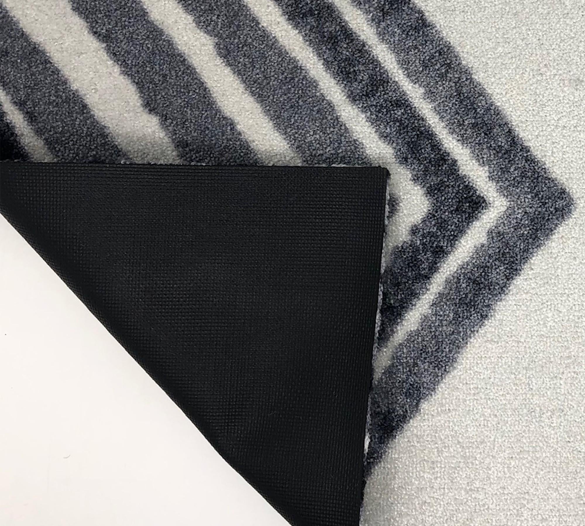 2' x 6' Black and Gray Abstract Arrow Washable Runner Rug